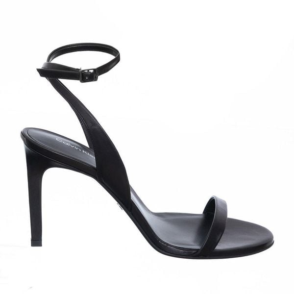 Sandały Calvin Klein czarne ze skóry naturalnej. Czarne sandały damskie CALVIN KLEIN, bez wzorów, z materiału, bez obcasa. Za 488.99 zł.