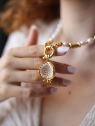 Pierres de Jade Pozłacany naszyjnik z elementami ozdobnymi - dł. 45 cm rozmiar: onesize. Białe naszyjniki damskie Pierres de Jade, pozłacane. Za 108.99 zł.