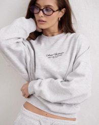 Damska bluza dresowa z okrągłym dekoltem, miękka luźna Script jasnoszary melanż. Szare bluzy bez kaptura damskie Aim'n, s, z bawełny. Za 339.00 zł.
