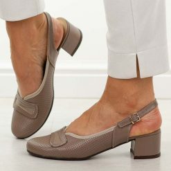 Cappucciono skórzane Polskie czółenka damskie Góral 2000. Czółenka damskie Góral, w ażurowe wzory, z materiału, z okrągłym noskiem, bez obcasa, na obcasie. W wyprzedaży za 359.10 zł.