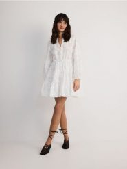Bawełniana sukienka mini - biały. Białe sukienki damskie Reserved, l, bez wzorów, z bawełny, bez kołnierzyka, bez ramiączek, mini. Za 179.99 zł.