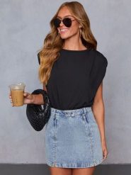 Milan Kiss Bluzka w kolorze czarnym rozmiar: M. Czarne bluzki damskie Milan Kiss, m, bez wzorów, bez kołnierzyka, bez ramiączek. Za 113.99 zł.