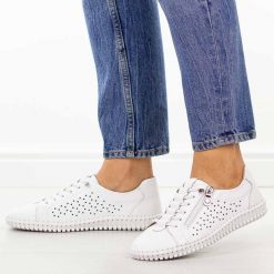 Białe ażurowe skórzane półbuty damskie Cambell 07351. Białe półbuty damskie Cambell, w ażurowe wzory, z jeansu, casualowe, z okrągłym noskiem, bez obcasa. Za 229.00 zł.