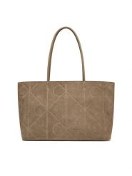 Calvin Klein Torebka Emblem Aop Embossed Suede Tote LV04F3334G Beżowy. Brązowe torebki klasyczne damskie CALVIN KLEIN, bez wzorów, ze skóry, bez dodatków. Za 1,099.00 zł.