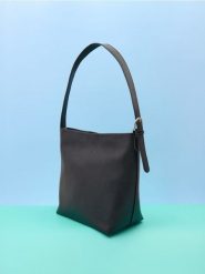 Torebka - czarny. Czarne torebki klasyczne damskie Sinsay, bez wzorów, bez dodatków. Za 35.99 zł.