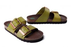 DR. BRINKMANN 700686-71 hellgrun, klapki damskie. Zielone klapki damskie Dr. Brinkmann, bez wzorów, ze skóry, bez obcasa. Za 349.90 zł.