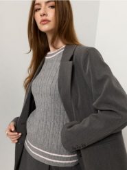 Sweter z wiskozą z warkoczowym wzorem i kontrastowym wykończeniem - szary. Szare swetry klasyczne damskie Sinsay, l, z wiskozy, bez kołnierzyka. Za 49.99 zł.