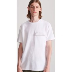 T-shirt z kieszenia - Biały. Białe t-shirty męskie Reserved, l, bez wzorów, bez kołnierzyka. Za 79.99 zł.