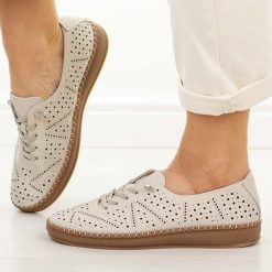 Beżowe ażurowe skórzane półbuty damskie Vinceza 79606. Brązowe półbuty damskie VINCEZA, w ażurowe wzory, z jeansu, casualowe, z okrągłym noskiem, bez obcasa, na płaskiej podeszwie. Za 219.00 zł.