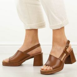 Brązowe sandały damskie na słupku Potocki 54324. Brązowe sandały damskie POTOCKI, bez wzorów, z materiału, bez obcasa, na platformie. Za 169.00 zł.