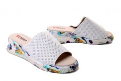 ARTIKER RELAKS 52C2163 biały, klapki damskie. Białe klapki damskie Artiker Relaks, w ażurowe wzory, ze skóry, bez obcasa, na koturnie. Za 189.90 zł.