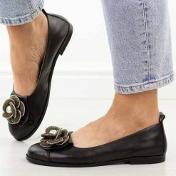 Czarne skórzane Polskie półbuty damskie Deoni D047. Czarne półbuty damskie Deoni, z aplikacjami, z jeansu, eleganckie, z okrągłym noskiem, bez obcasa, na płaskiej podeszwie. Za 439.00 zł.