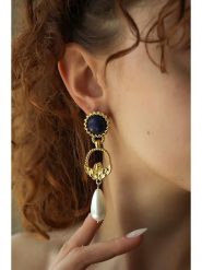 L'Atelier de Gaia Pozłacane kolczyki z perłami i lapis lazuli rozmiar: onesize. Białe kolczyki damskie L'Atelier de Gaia, z lazurytem, pozłacane. Za 87.81 zł.