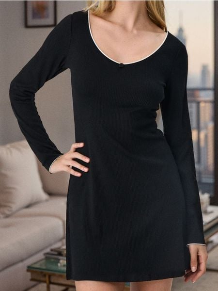 Sukienka z prążkowanej dzianiny - czarny. Czarne sukienki damskie Sinsay, l, bez wzorów, z dzianiny, bez kołnierzyka, bez ramiączek. W wyprzedaży za 14.99 zł.