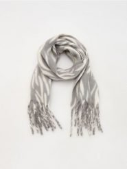 Szalik z frędzlami - jasnoszary. Szare szaliki i kominy damskie Reserved, bez wzorów. W wyprzedaży za 22.99 zł.