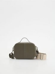 Torebka crossbody z brelokiem - szary. Szare torebki klasyczne damskie Reserved, bez wzorów, ze skóry, bez dodatków. W wyprzedaży za 89.99 zł.