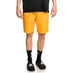 Spodenki z elastyczną talią STRYKER 18" Mężczyźni. Brązowe szorty męskie DC Shoes, bez wzorów, z materiału. Za 159.99 zł.