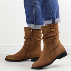 Kamelowe wysokie zamszowe botki damskie M.Daszyński 2251-14. Brązowe botki damskie M.Daszyński, na jesień, z materiału, eleganckie, bez obcasa, na płaskiej podeszwie, bez zapięcia. Za 179.00 zł.