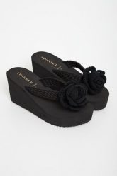 Klapki damskie na koturnie TWINSET U&B. Klapki damskie Twinset U&B, bez wzorów, bez obcasa, na koturnie. Za 509.00 zł.