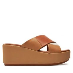 Klapki Inuovo. Brązowe klapki damskie Inuovo, bez wzorów, bez obcasa. Za 409.99 zł.