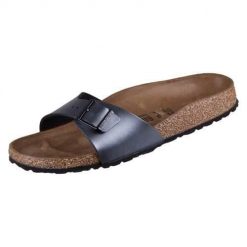 Klapki damskie Birkenstock Madrid. Czarne klapki damskie Birkenstock, bez wzorów, z materiału, bez obcasa. Za 338.36 zł.