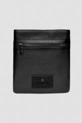 JUST CAVALLI Czarna torba na ramię męska JC Gothic Plate - Style 4. Czarne torby męskie na ramię Just Cavalli, bez wzorów, ze skóry, na ramię. W wyprzedaży za 329.99 zł.