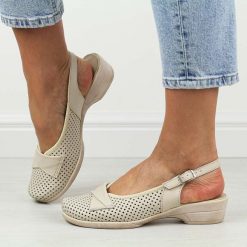 Beżowe skórzane ażurowe Polskie sandały damskie z zakrytymi palcami Gregors 643. Brązowe sandały damskie GREGORS, w ażurowe wzory, ze skóry, bez obcasa, na koturnie. Za 369.00 zł.