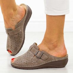 Khaki klapki damskie na koturnie Potocki 24300. Brązowe klapki damskie POTOCKI, bez wzorów, z jeansu, bez obcasa, na koturnie. Za 129.00 zł.