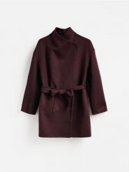 Krótki płaszcz z wełną - burgundowy. Czerwone płaszcze damskie Reserved, l, bez wzorów, z tkaniny. Za 399.99 zł.