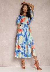 Niebieska Sukienka Rhodassa. Niebieskie sukienki damskie Renee, na lato, m, bez wzorów, z materiału, eleganckie, bez kołnierzyka, bez ramiączek, midi, kopertowe. W wyprzedaży za 104.99 zł.