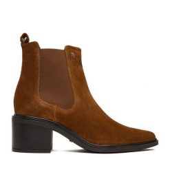 Botki MEXX. Brązowe botki damskie Mexx, bez obcasa, na słupku, bez zapięcia. Za 369.99 zł.