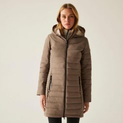 Płaszcz damski zimowy ocieplany Andria. Brązowe płaszcze damskie Regatta, na zimę, bez wzorów, z puchu, sportowe. W wyprzedaży za 407.90 zł.