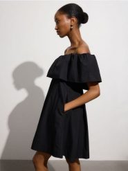 Sukienka z odkrytymi ramionami - czarny. Czarne sukienki damskie Reserved, l, bez wzorów, z bawełny, bez kołnierzyka, bez ramiączek, dopasowane. W wyprzedaży za 69.99 zł.