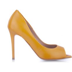 Szpilki peep toe musztardowe. Żółte szpilki Arturo Vicci, bez wzorów, ze skóry, bez obcasa. Za 161.40 zł.