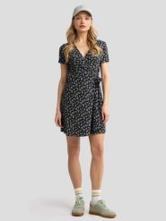 Sukienka damska mini kopertowa z motywem kwiatowym czarna Rihatana 906. Czarne sukienki damskie Big Star, na co dzień, l, bez wzorów, eleganckie, bez kołnierzyka, bez ramiączek, mini, kopertowe. Za 159.99 zł.