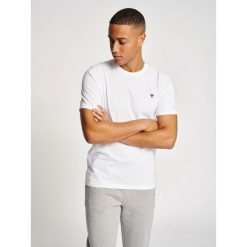 HUMMEL bluzka bawełniana hmlIC FRED T-SHIRT. Białe t-shirty męskie HUMMEL, bez wzorów, z bawełny, bez kołnierzyka. Za 49.99 zł.
