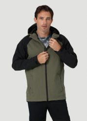 MĘSKA KURTKA ZIMOWA WRANGLER RAIN JACKET DUSTY OLIVE 112324309. Zielone kurtki męskie Wrangler, na zimę, m, bez wzorów, bez kaptura. Za 299.99 zł.