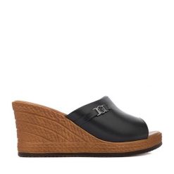 Klapki Lasocki. Czarne klapki damskie Lasocki, bez wzorów, bez obcasa. Za 179.99 zł.