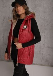 Czerwona Długa Kamizelka Pikowana z Nieodpinanym Kapturem Ozdobiona Naszywką Kasseda. Czerwone kamizelki damskie Renee, l, z jeansu, długie. Za 139.99 zł.