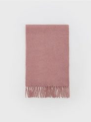 Gładki szalik z frędzlami - brudny róż. Czerwone szaliki i kominy damskie Reserved, bez wzorów. W wyprzedaży za 29.99 zł.