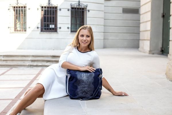 Granatowa torebka skórzana zamszowa shopper W10. Shopper bag damskie bez wzorów, ze skóry, zamszowe, bez dodatków. Za 219.99 zł.