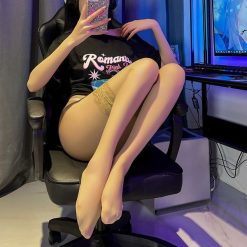 Pończochy samonośne z koronkowym wykończeniem Ingrida. Białe rajstopy i pończochy Intica. Za 44.00 zł.