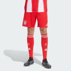 Szorty podstawowe FC Bayern 25/26. Czerwone szorty męskie Adidas, bez wzorów, sportowe. Za 192.00 zł.