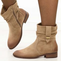 Khaki zamszowe botki damskie Jezzi 9180. Brązowe botki damskie Jezzi, na jesień, z jeansu, eleganckie, z okrągłym noskiem, bez obcasa, na obcasie, bez zapięcia. Za 219.00 zł.