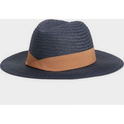 Parfois - Kapelusz. Niebieskie kapelusze damskie Parfois, bez wzorów, z materiału. W wyprzedaży za 49.90 zł.