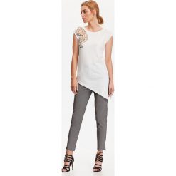 T-SHIRT DAMSKI Z NADRUKIEM, ASYMETRYCZNY. Białe t-shirty damskie TOP SECRET, bez wzorów, z materiału, z asymetrycznym kołnierzem. W wyprzedaży za 29.99 zł.