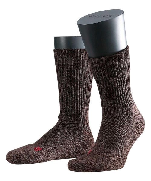 Skarpety Falke Walkie Ergo. Brązowe skarpetki damskie Falke, bez wzorów, z elastanu. Za 149.00 zł.