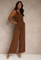 Brązowy Kombinezon Wide Leg z Ozdobnym Wiązaniem przy Szyi Silelia. Brązowe kombinezony damskie Renee, l, bez wzorów, eleganckie, bez kołnierzyka, bez ramiączek. Za 99.99 zł.