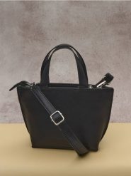 Torebka - czarny. Czarne torebki klasyczne damskie Sinsay, bez wzorów, bez dodatków. W wyprzedaży za 25.99 zł.