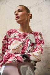 Bluza w kwiaty różowa. Czerwone bluzy bez kaptura damskie MOODO, l, z bawełny. Za 119.99 zł.